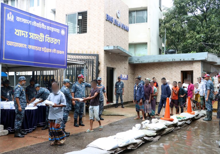 বন্যাদুর্গত ও পানিবন্দি মানুষের পাশে বাংলাদেশ নৌবাহিনী