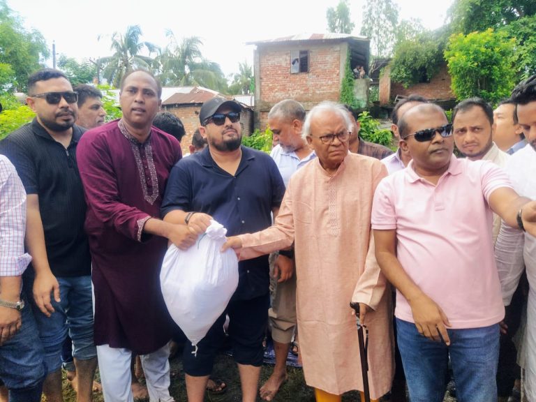 চট্টগ্রামের ১৫০০ বন্যাকবলিত পরিবারের পাশে রিজভী আহম্মেদ ও প্রতিমন্ত্রী ব্যারিস্টার মীর হেলাল