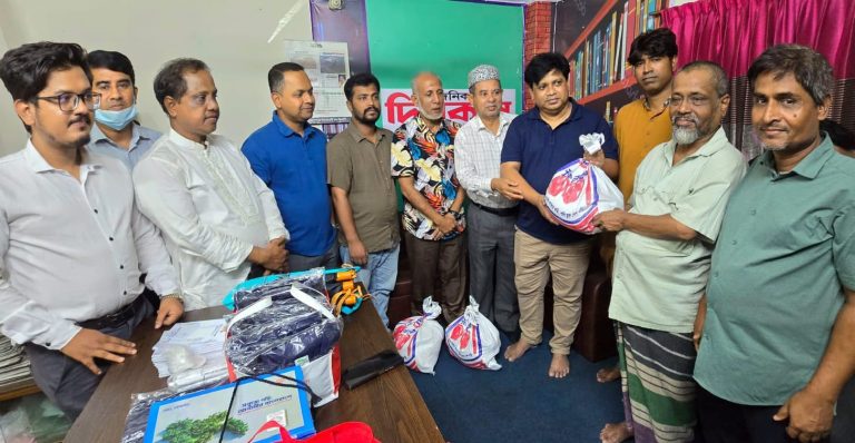 পিআরইউ উদ্যোগে সংবাদপত্রের হকারদের মাঝে উপহার সামগ্রী প্রদান