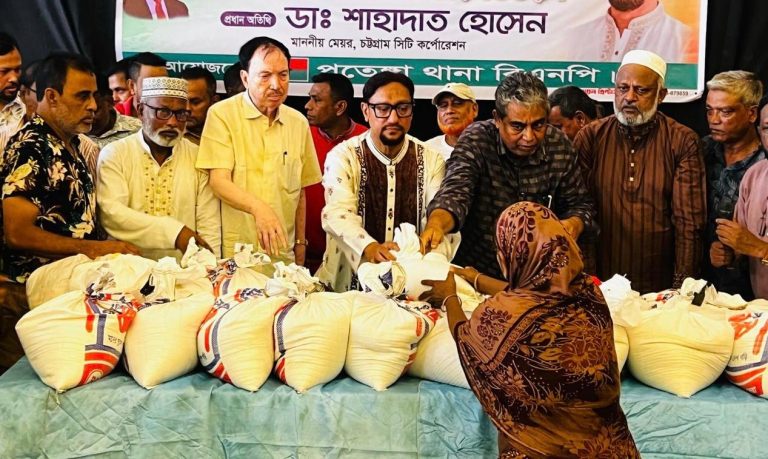 পতেঙ্গায় জলাবদ্ধতায় ক্ষতিগ্রস্ত ৫০০ পরিবারের পাশে মেয়র ডা. শাহাদাত হোসেন