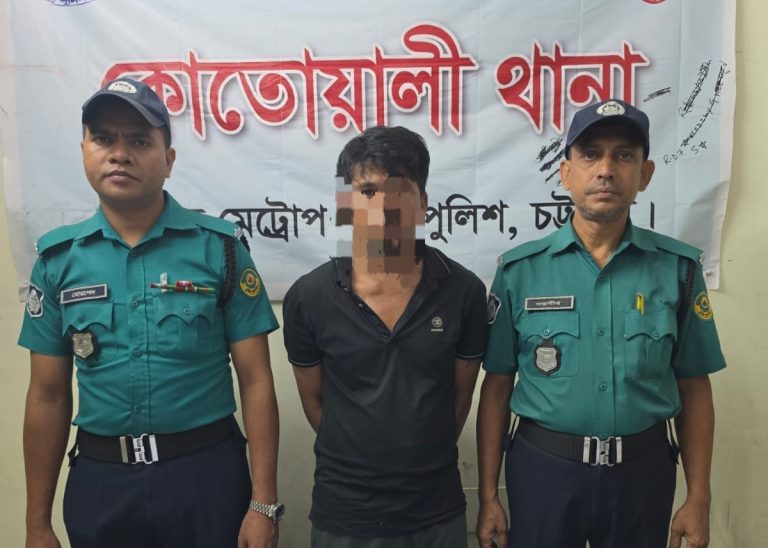 বাসে যাত্রীর ফোন ছিনতাই- চক্রের মূলহোতা আটক, উদ্ধার ১১ স্মার্টফোন
