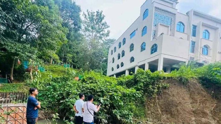 কাপ্তাইয়ে পাহাড়ি ঢলের ভাঙনে হুমকিতে মডেল মসজিদ