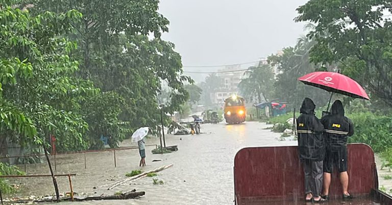 জলাবদ্ধতায় বন্ধ রেল চলাচল, ৪৭ কিমি রেললাইন উঁচু করার ঘোষণা প্রতিমন্ত্রীর