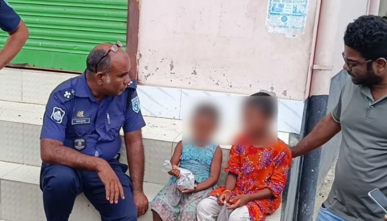 ‘টাকা নিয়ে আসছি’ বলে দুই কন্যাশিশুকে রাস্তায় রেখে উধাও মা