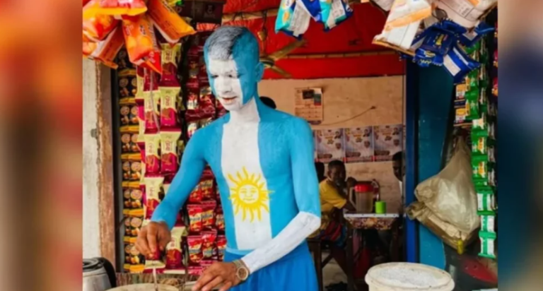 আর্জেন্টিনার পতাকার রঙে শরীর রাঙিয়ে চা বিক্রি
