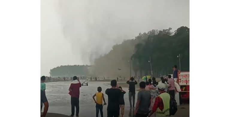 কক্সবাজার সৈকতে হঠাৎ  টর্নেডো, আতঙ্কে ছোটাছুটি