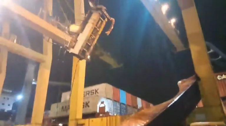 চট্টগ্রাম বন্দরে কন্টেইনার খালাসের সময় দুর্ঘটনা, হতাহতের ঘটনা নেই