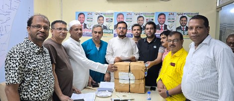 বন্যাকবলিতদের জন্য এমপি আবু সুফিয়ানের কাছে হাজারী লেইন ঔষধ সমিতির ঔষধ হস্তান্তর