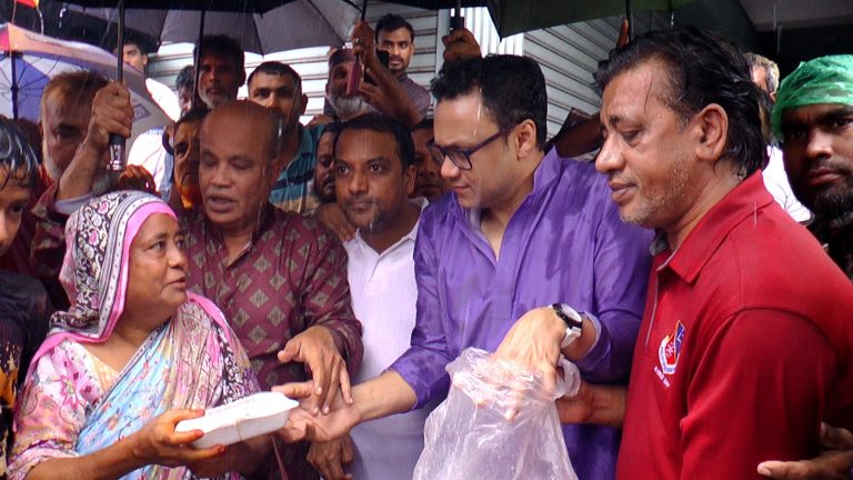 চট্টগ্রামে পানিবন্দীদের সহায়তায় এমপি সাঈদ আল নোমান