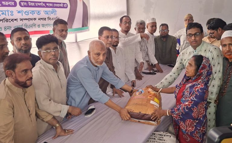 চান্দগাঁওয়ে বন্যাকবলিত ও নিম্নআয়ের মানুষের মাঝে খাদ্য সহায়তা বিতরণ