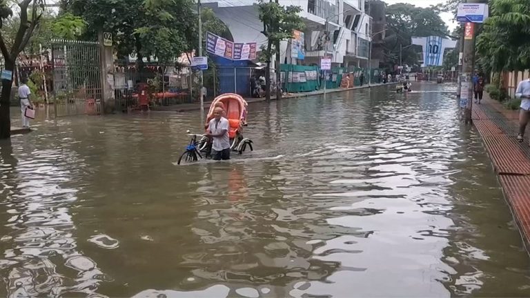 মৌসুমি বায়ুর প্রভাবে কুমিল্লায় ভারী বৃষ্টি, জলাবদ্ধতায় ভোগান্তি