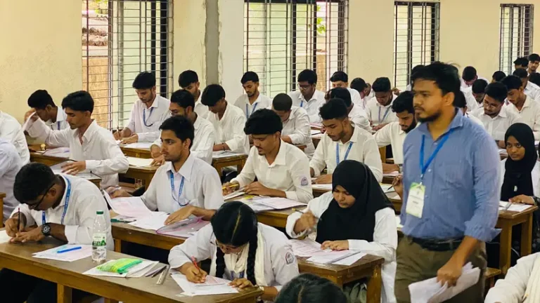 এইচএসসি: দ্বিতীয় দিনের পরীক্ষায় ১৭ বহিষ্কার, অনুপস্থিত ২৭ হাজারের বেশি পরীক্ষার্থী