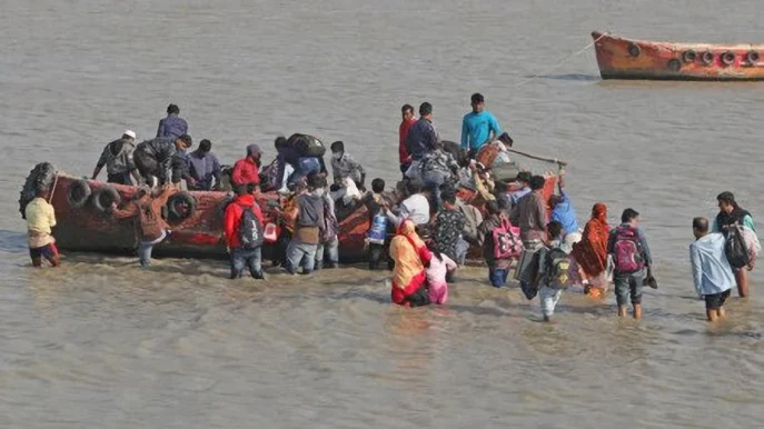 উত্তাল সাগর, পাঁচ দিন ধরে মূল ভূখণ্ড থেকে বিচ্ছিন্ন সন্দ্বীপ, আটকা পড়েছে যানবাহন ও যাত্রী
