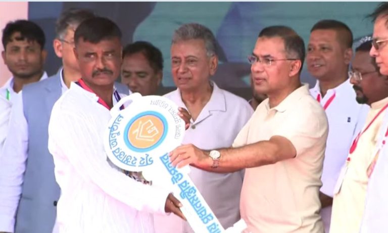 বন্যায় ক্ষতিগ্রস্তদের হাতে নতুন ঘরের চাবি তুলে দিলেন প্রধানমন্ত্রী