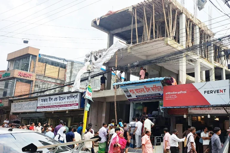 আসকার দিঘির পাড়ে অনুমোদনহীন ভবনের অবৈধ অংশ ভাঙল সিডিএ