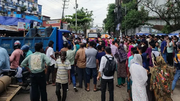 কারখানা বিক্রির আশঙ্কায় চট্টগ্রামে ইত্যাদি জিন্সের শ্রমিকদের সড়ক অবরোধ