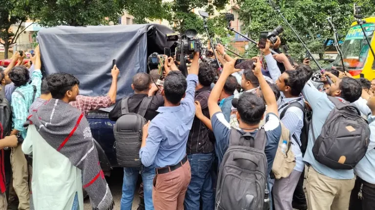 ধানমন্ডি-৩২ এ জয় বাংলা স্লোগান-শিঙাড়া বিতরণের অভিযোগে মারধর, আটক ১
