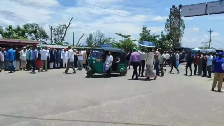 প্রধানমন্ত্রীকে এক নজর দেখতে ফটিকছড়িবাসীর অপেক্ষা