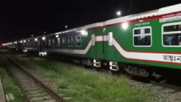 মিরসরাইয়ে বিকল সোনার বাংলা, অপেক্ষায় মেঘনা এক্সপ্রেসও